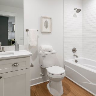 Zmniejsza częstotliwość oddawania moczu